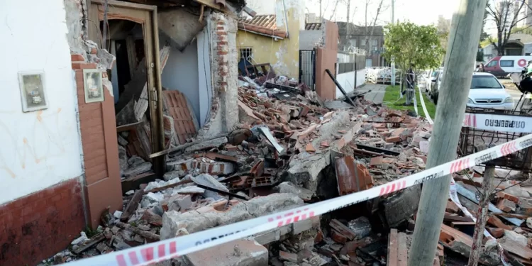 SAN MIGUEL : UN MUERTO Y 4 HERIDOS TRAS EL DERRUMBE DE UNA OBRA .