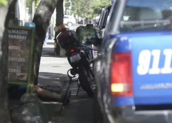 MORENO : GENDARME MATA A DELICUENTE .