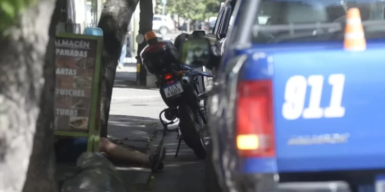 MORENO : GENDARME MATA A DELICUENTE .