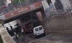 HAEDO : UN MCRO QUEDO ATASCADO EN EL TUNEL Y CREO UN CAOS VEHICULAR.
