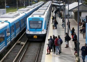 TREN SARMIENTO : VENDEDOR AMBULANTE DEVUELVE BOLSO ENCONTRADO EN UNA FORMACION .