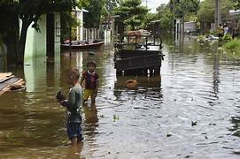MUCHAS FAMILIAS DEL OESTE QUEDARON BAJO EL AGUA TRAS LA TORMENTAS .