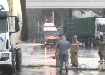 HURLINGHAM: VOLCO UN CAMION EN PLENA AUTOPISTA