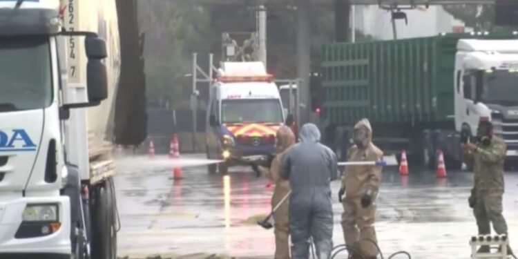 HURLINGHAM: VOLCO UN CAMION EN PLENA AUTOPISTA