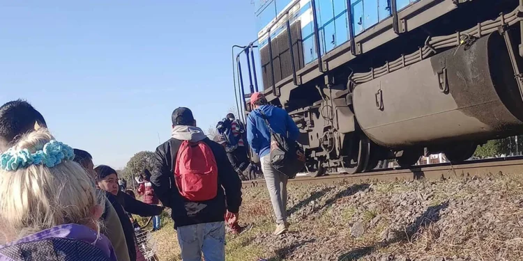 WILLIAM C MORRIS: UNA PERSONA SE ARROJO BAJO EL TREN.