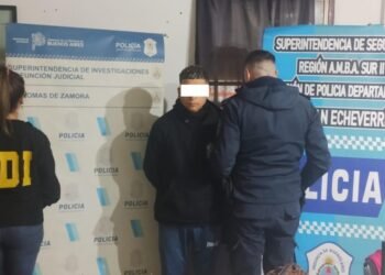 Balean a un policía porteño en un intento de robo y detienen a uno de los sospechosos.