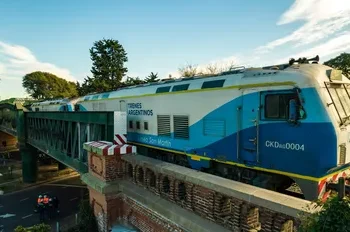 EL TREN SAN MARTIN LLEGA A RETIRO .