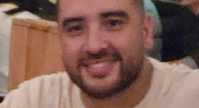 TRES MASCULINOS SE HICIERON PASAR POR PASAJEROS Y LE PEGARON 2 TIROS AL CHOFER  ESTE CHOCO CONTRA UNA AMBULANCIA Y PERDIO SU VIDA .