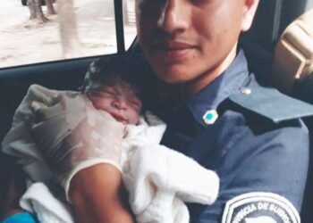 JOSÉ C. PAZ: POLICÍAS ASISTIERON A UNA MUJER QUE DIÓ A LUZ EN UN  PATRULLERO CAMINO AL HOSPITAL.