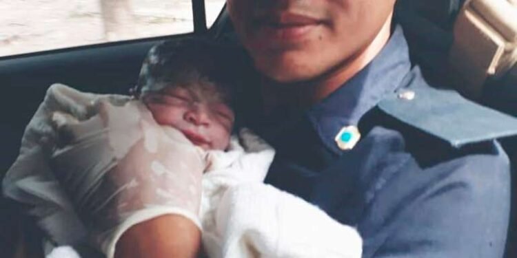 JOSÉ C. PAZ: POLICÍAS ASISTIERON A UNA MUJER QUE DIÓ A LUZ EN UN PATRULLERO CAMINO AL HOSPITAL.