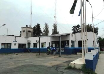 Los Polvorines: Bajaron de un auto y le robaron la moto.