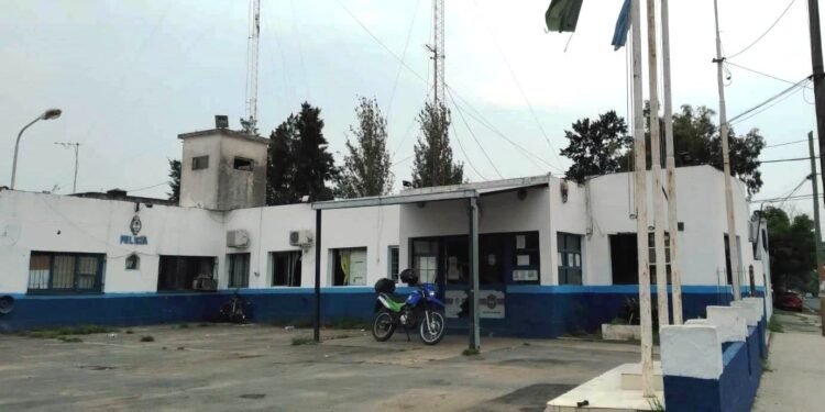 Los Polvorines: Bajaron de un auto y le robaron la moto.