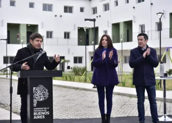 MALVINAS ARGENTINAS ENTREGARON VIVIENDAS A LOS VECINOS .