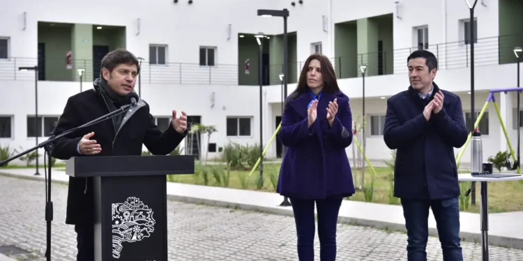 MALVINAS ARGENTINAS ENTREGARON VIVIENDAS A LOS VECINOS .