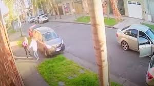 HURLINGHAM: MOTOCHORROS HIRIERON A UN GERDARME , ESTE FUE SALVADO POR UN CONDUCTOR DE UNA CAMIONETA QUE DIO MARCHA ATRAS Y ATROPELLO A LOS REOS.