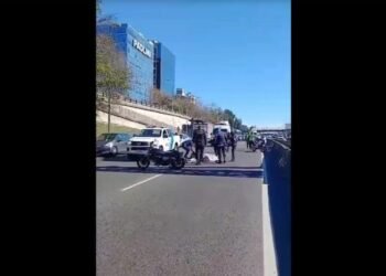 Atropelló, mató y se fugó: Buscan a un camionero que arrolló a un motociclista en General Paz.