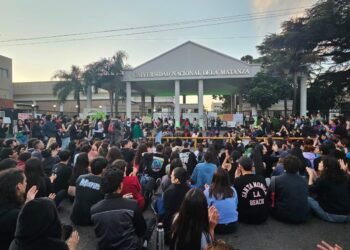 UNIVERSIDAD DE LA MATANZA RECTOR CERRO LA PUERTA A LOS ALUMNOS.