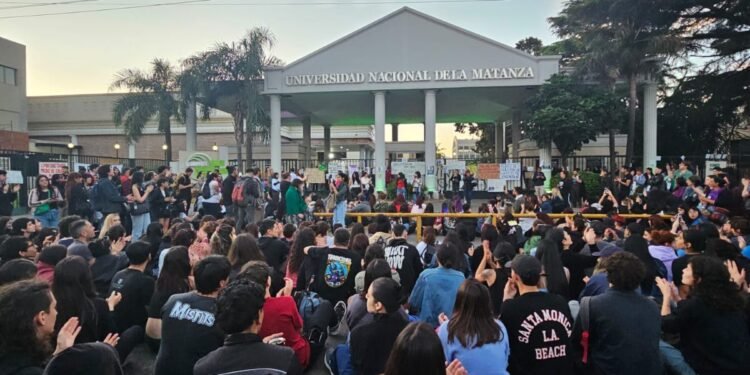 UNIVERSIDAD DE LA MATANZA RECTOR CERRO LA PUERTA A LOS ALUMNOS.
