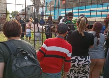 TREN SARMIENTO UN MASCULINO SE ARROJO BAJO LAS VIAS DEL TREN .