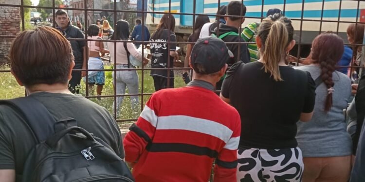 TREN SARMIENTO UN MASCULINO SE ARROJO BAJO LAS VIAS DEL TREN .