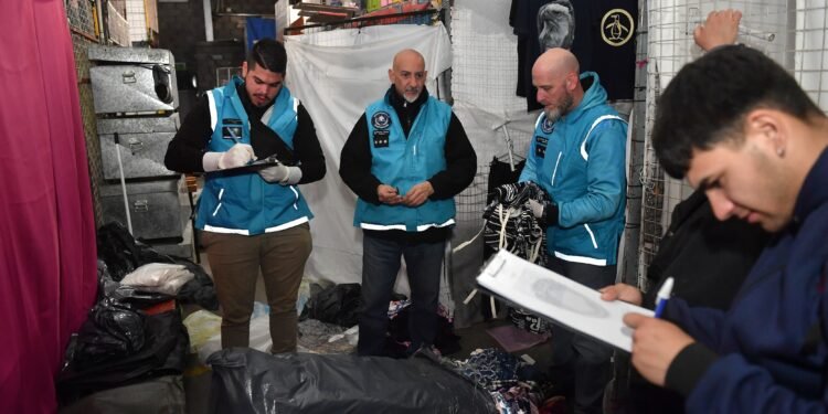 La Ciudad realizó 200 allanamientos en Once para desarticular organizaciones de manteros y venta ilegal.