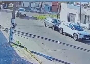 La Plata: Buscan a un conductor que atropelló a un hombre en silla de ruedas.