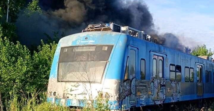 HAEDO: SE PRENDE FUEGO TALLERES DE TRENES ARGENTINOS.
