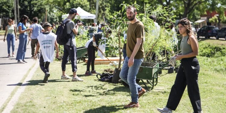 HURLINGHAM SOLIDARIO: JORNADA AMBIENTAL Y DE LIMPIEZA EN EL ARROYO SOTO.