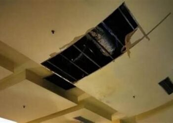 MORON : SE DERRUMBO  PARTE DEL TECHO EN EL PLAZA OESTE SHOPPING.