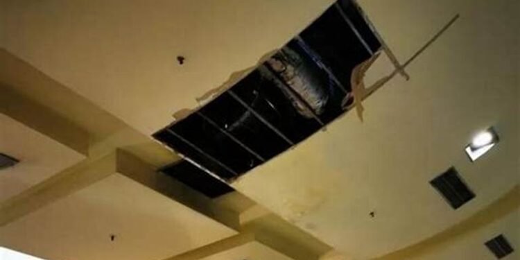 MORON : SE DERRUMBO PARTE DEL TECHO EN EL PLAZA OESTE SHOPPING.