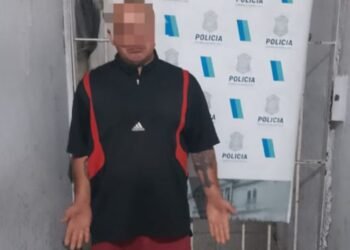 VICENTE LOPEZ: AGRESOR PRENDE FUEGO A SU AMIGO Y A UNA GARITA DE SEGURIDAD .