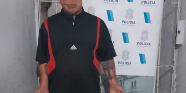 VICENTE LOPEZ: AGRESOR PRENDE FUEGO A SU AMIGO Y A UNA GARITA DE SEGURIDAD .