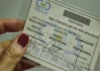 EMPRESAS DE COLECTIVOS INFORMARON QUE VARIOS USUARIOS VIAJAN CON PASES DE DISCPACIDAD TRUCHOS.