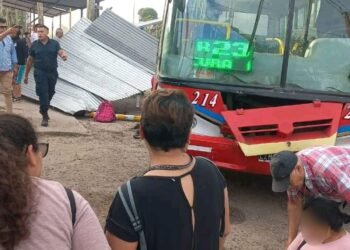 COLECTIVO DE LA LINEA PERLITA CHOCO A DOS MUJERES UNA DE ELLAS FALLECIO Y LA OTRA ESTA EN ESTADO GRAVE.