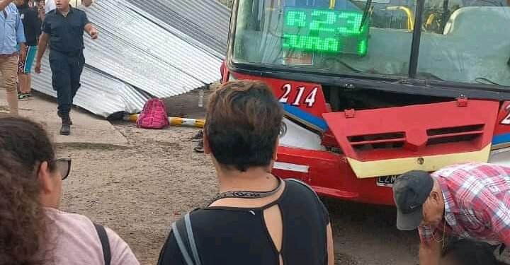 COLECTIVO DE LA LINEA PERLITA CHOCO A DOS MUJERES UNA DE ELLAS FALLECIO Y LA OTRA ESTA EN ESTADO GRAVE.