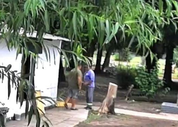 HURLINGHAM:  EMPLEADOS DEL CEMENTERIO SE PELEARON POR UNA POLLERA.