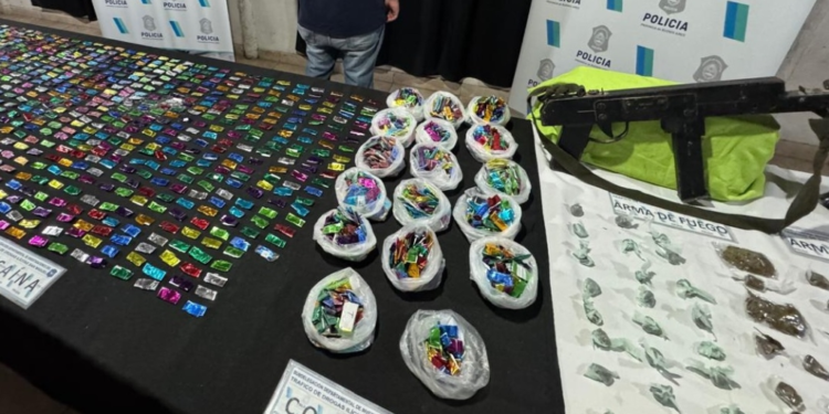 Malvinas Argentinas: Detuvieron a transas y encontraron armamento .