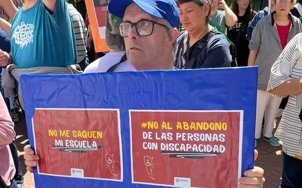 OLIVOS : Fuerte movilización contra el recorte de recursos para personas con discapacidad.