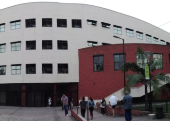 Quilmes: investigan la muerte de un sereno hallado dentro del estacionamiento de la municipalidad.