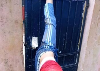 SAN MIGUEL .CHORRO QUISO ROBAR UNA CASA Y SU PIERNA QUEDO EN LA REJA .