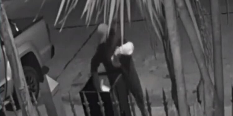 San Miguel: Mujer entró a un taller y se llevó medio millón de pesos.