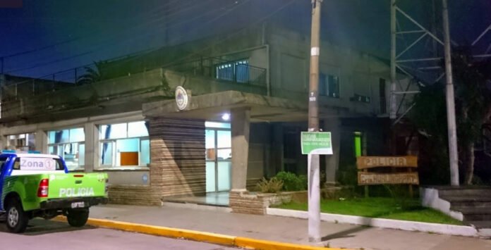 HURLINGHAM: CHORRO RECIBE UN BALDAZO DE AGUA DE UN COMERCIANTE Y SIGUIO CON EL ROBO DE UNA MOTO .