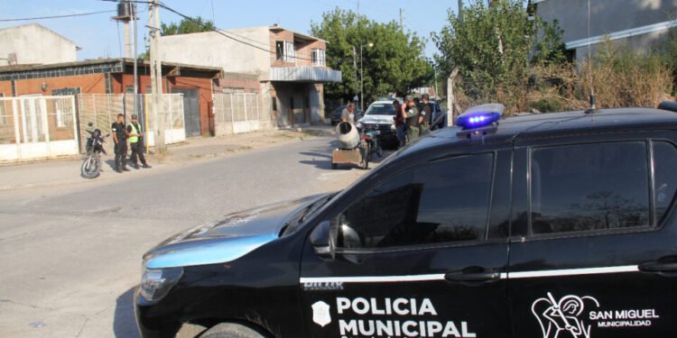 SAN MIGUEL :CHORROS TRAS PERSECUCION POLICIAL ARROJARON UNA GRANADA DE MANO .