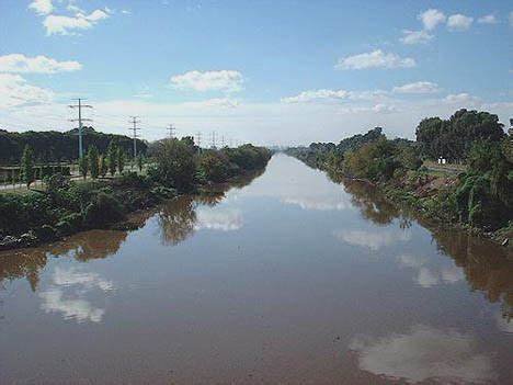 Buscan a un hombre en situación de calle que cayó al Riachuelo en Lanús.