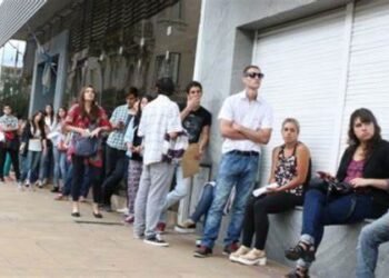 EL 50% PORCIENTO DE LOS ARGENTINOS ES POBRE .