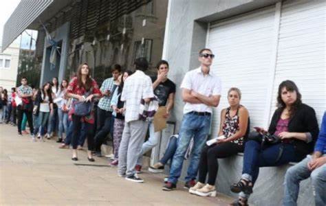 EL 50% PORCIENTO DE LOS ARGENTINOS ES POBRE .