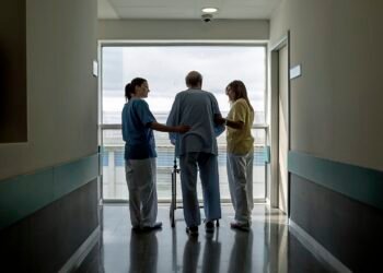 Uno de cada tres jubilados argentinos pasa hambre y no  toma su medicación diaria .