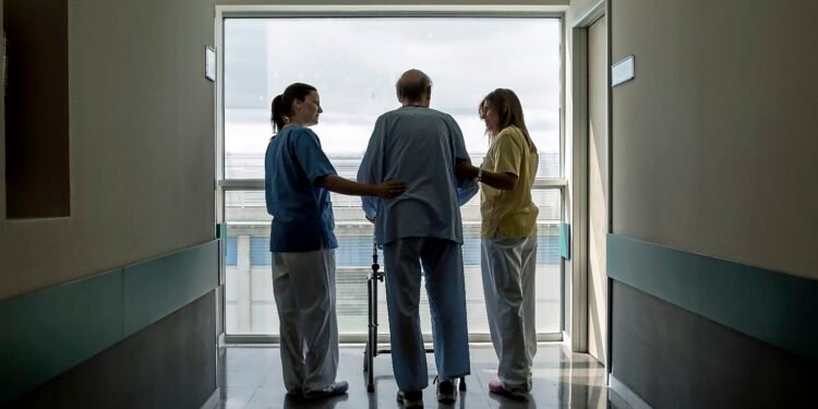 Uno de cada tres jubilados argentinos pasa hambre y no  toma su medicación diaria .