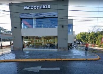 SAN MIGUEL: Agente de tránsito rescató a una  bebé que estaba encerrado en un auto.