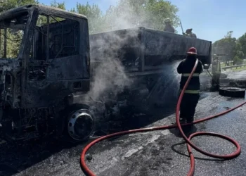 Un incendio en el Acceso Oeste provocó una columna de humo negro en Morón y Hurlingham.